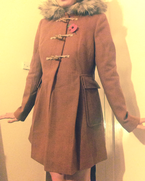 Reblog obscurokitten:

It’s cosy new coat weather :3