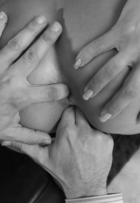 2 holes. 3 fingers