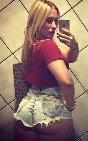 Amateur pawg selfie in daisy dukes.