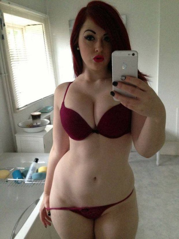 Hot babe in selfie