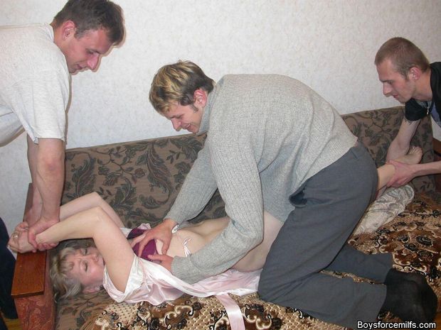 Blonde mure abusée et sodomisée a la chaine par trois jeunots dechainés
