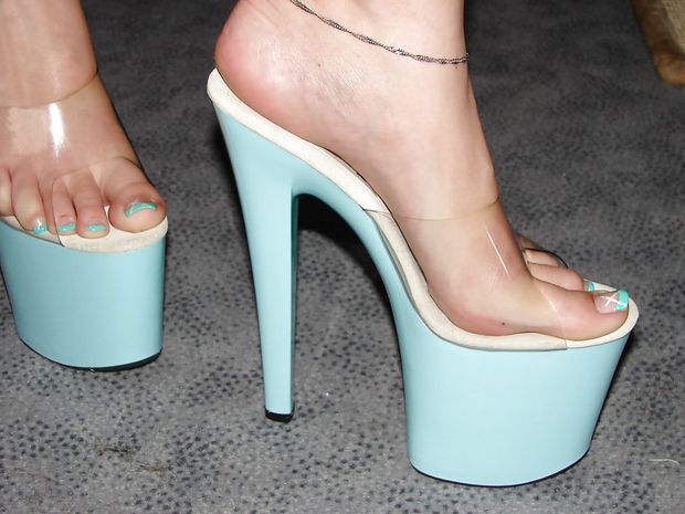 Perfect feet in stripper heels!  Makes me wish I were a stripper!