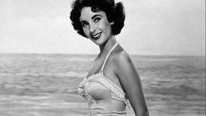 Circa 1948: A portrait of Elizabeth Taylor (Rare Pinups: Vintage Bikini Models)