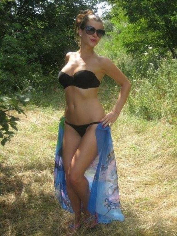 teen brunette posing outdoor