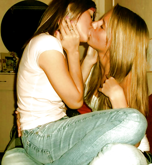 hot kissing girls