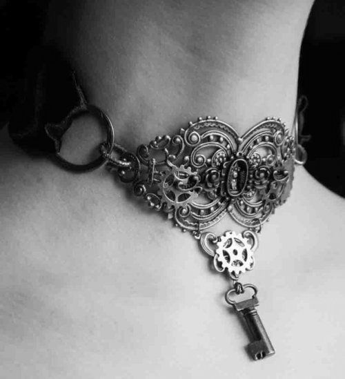 Un tel collier avec sa clé, digne d’une Reine..
