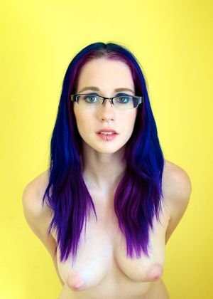 amateurspectacle:youwerewonderful:Beautiful colours, pale skin. Beautiful woman.