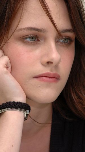 Kristen has a beautiful face