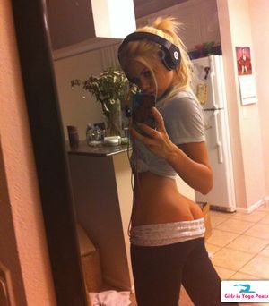 Porn Star Riley Steele’s Ass-Cleavage