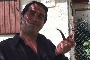 Le trou du cul d'une bonne salope mure francaise soumise est offert aun bande de potes par son Maitre