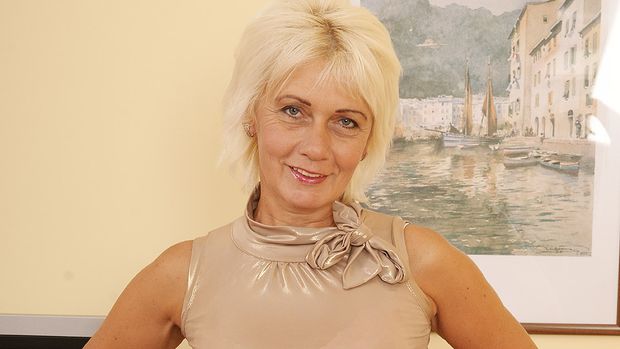 Good-looking mature housewife likes to play with herself