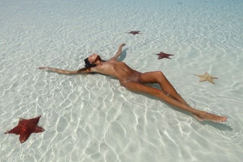 nude sea bathing beauty