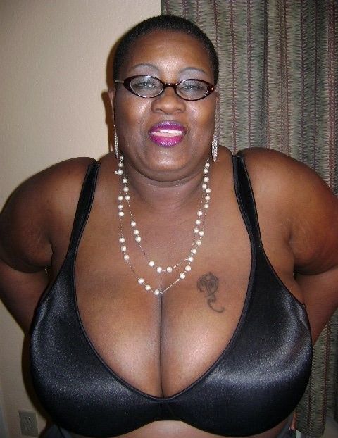 Chaudasses matures black montrent leurs chattes poilues