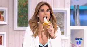 adivinite what made with banana... Mariló Montero se come un plátano en apoyo a Alves x racismo futbol