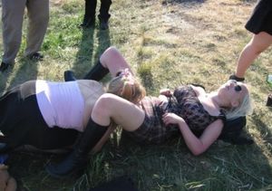 Eating pussy in the grass in public