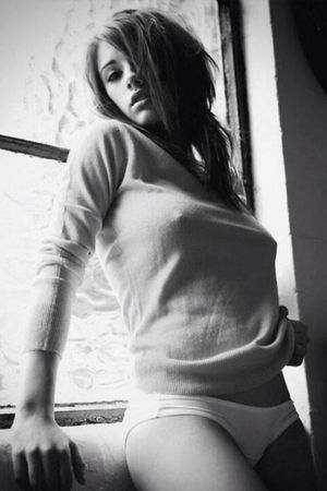 Belle à la fenêtre