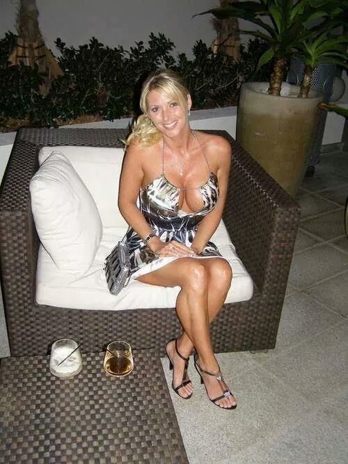 Sultry MILF Knows How to Have a Good Time