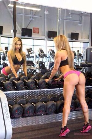 gym girl likes to show her pretty roung butt