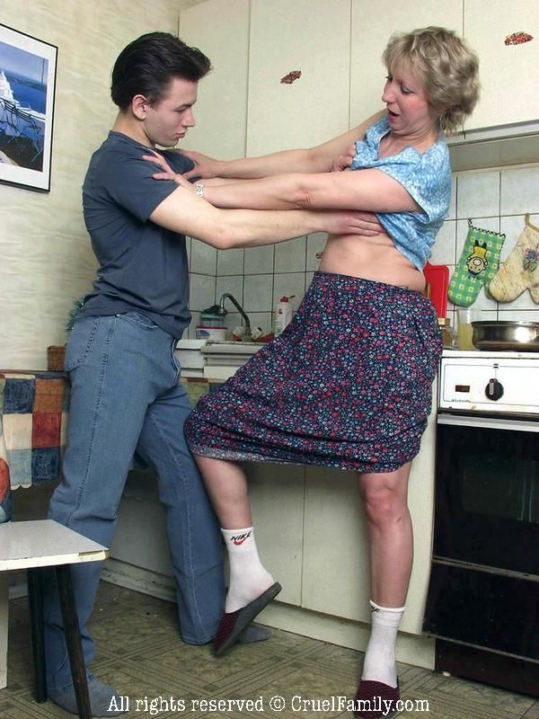 Il saute sur sa mere la trousse et la baise sur la table de la cuisine
