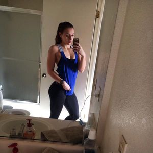 A fit college girl from California with a tight booty in yoga pants (7 Pics)