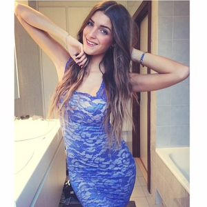 @celineschh (via selfshotmag): Lovely color of my new dress☺️