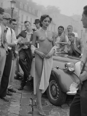 Sexy classy lady out for a day of flashing