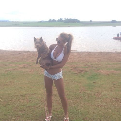 @neyney_xo (via selfshotmag): Tinaroo with this baby! Hanky!