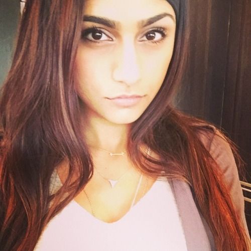 @miakhalifa1 (via selfshotmag):
Mean muggin’