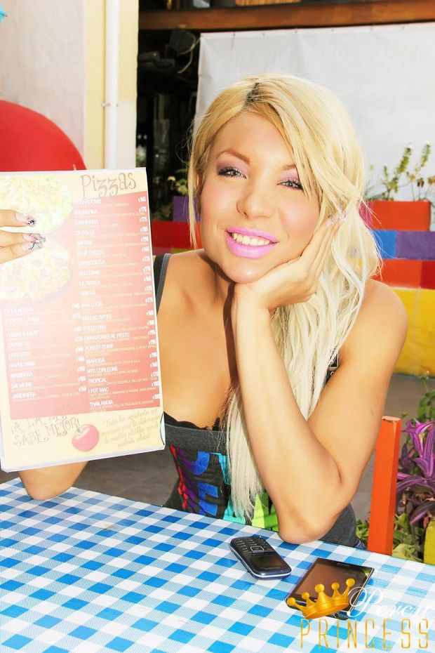 New candid pics of pretty shemale Percy Princess