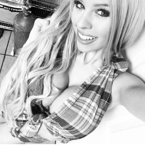 @swedishkiller_xoxo (via selfshotmag):