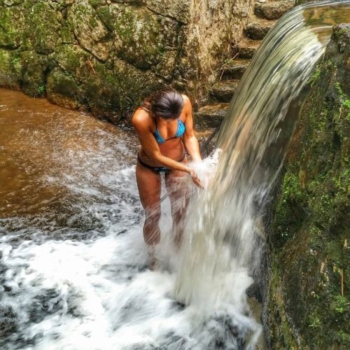@thais_health (via selfshotmag): Tô chegando aqui no paraíso