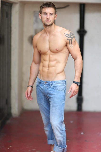 Reblog: hotguyschat:

Alex Crockford
