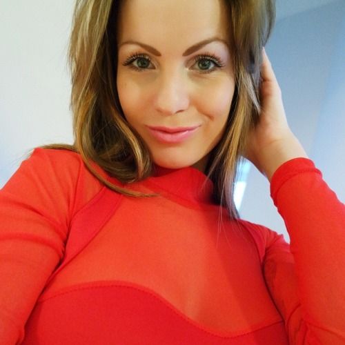 @amylefox (via selfshotmag):
Einen wundervollen Sonntag wünsche...