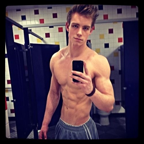 Reblog: icemagepl:

Dustin McNeer
