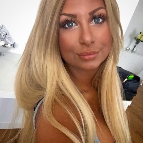 @jellydevote (via selfshotmag):
Bye sweden