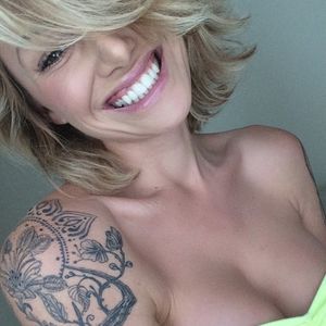 @miss_tina_louise (via selfshotmag): currently on snap chat.....