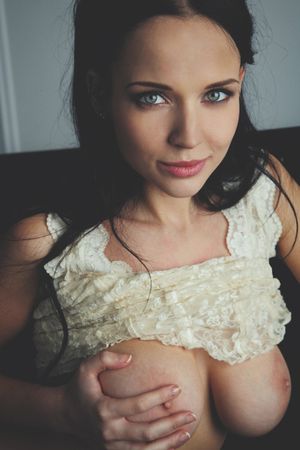 Pretty eyes (not bad tits too!)