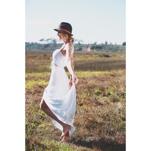 @miss_tina_louise (via selfshotmag):
barefoot in the bay //...