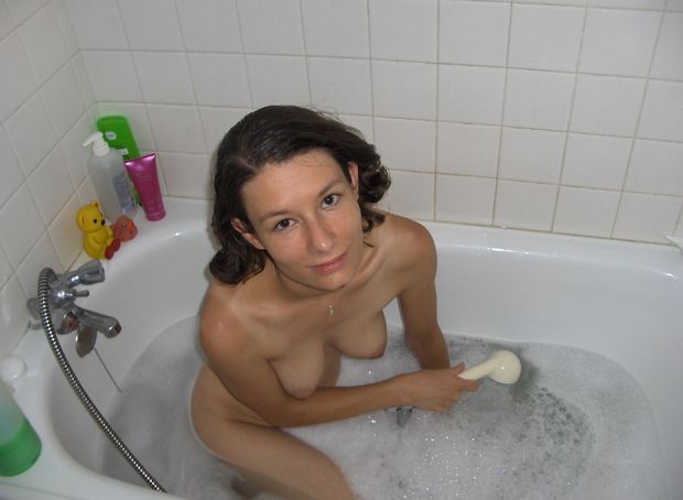 French amateur naked in bathtub