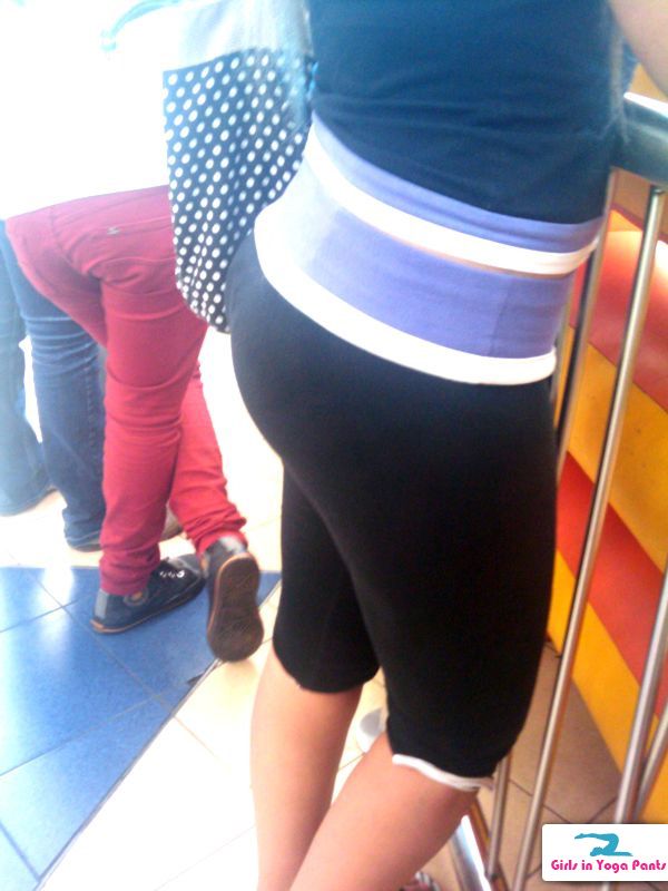 4 Creep Shots Of A MILF In Yoga Pants