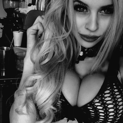 @swedishkiller_xoxo (via selfshotmag):
Living dead girl