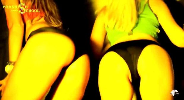 4 hot babes twerk hard
Full video here: