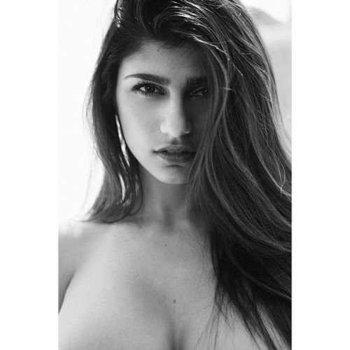@miakhalifa1 (via selfshotmag):
I def did NOT wake up like dis,...