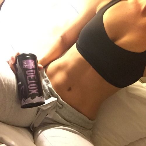 @jessiebabyfit (via selfshotmag): I take my @skinnybunnytea with...