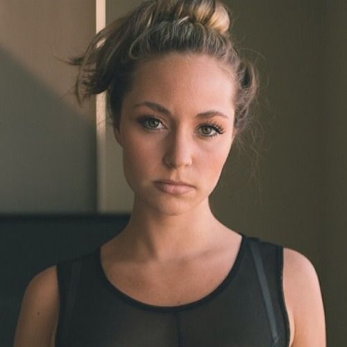 @sydneyamaler (via selfshotmag):
Straight Forward. |