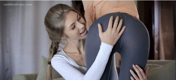 Hot babe stroking fine ass
