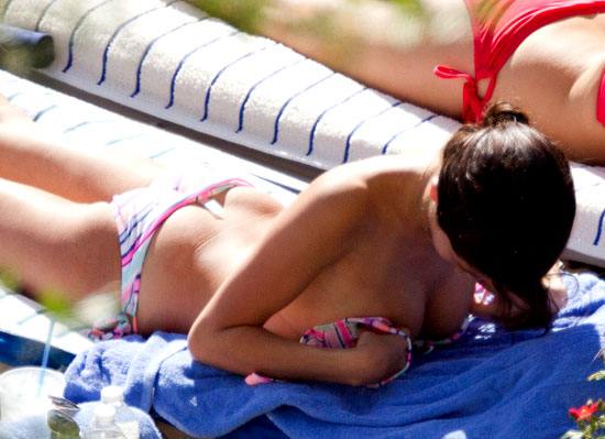 selena-gomez-bikini-pool-candids-in-orlando-04 zoom