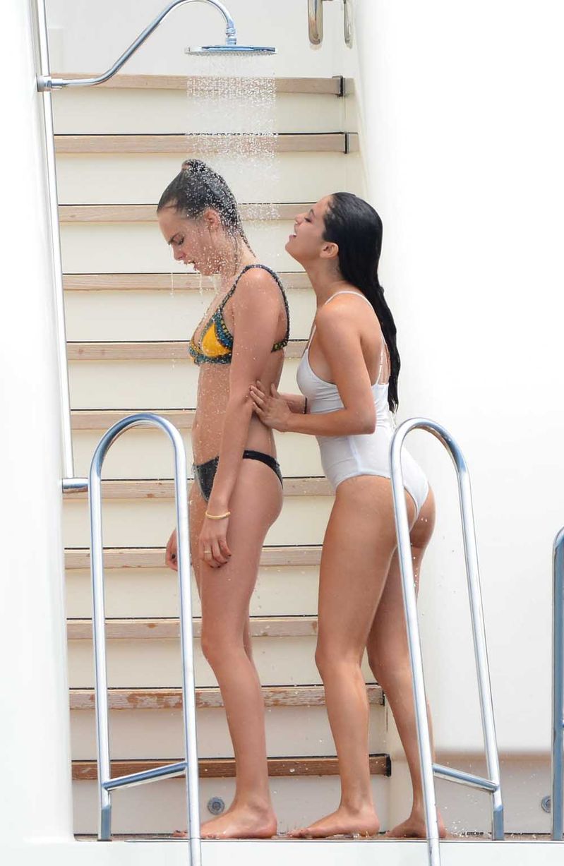 Selena-Gomez-and-Cara-Delevingne
