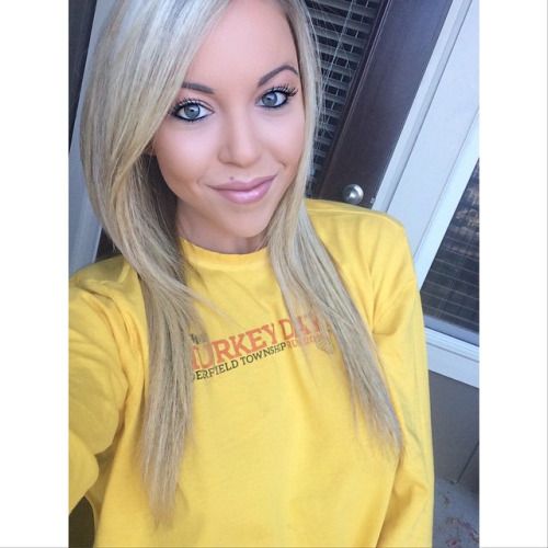 @alexismontgomery (via selfshotmag):
Cool weather, hot coffee,...