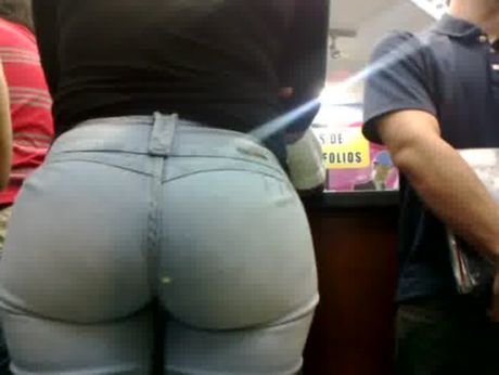 Morena Culona de jeans en el Orinokia Mall parte 1